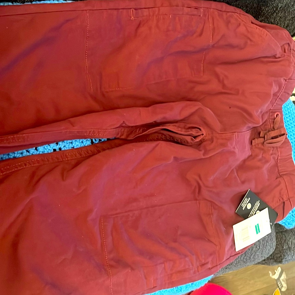drawstring maroon ankle scrubs.